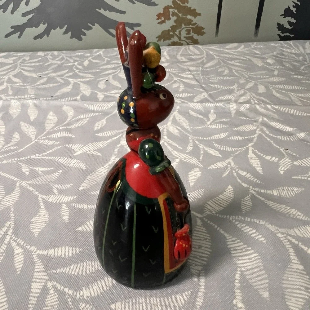 Vntg Erzgebirge-style hand-painted wood figurine of a‎ lady rabbit 5.5